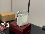Gucci Classic Bucket Bag Versatile And Effortlessly Wearable - Image 12