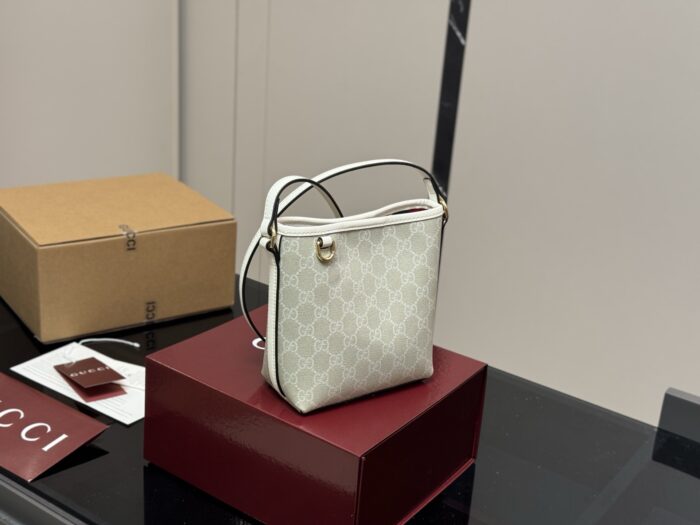 Gucci Classic Bucket Bag Versatile And Effortlessly Wearable - Image 12