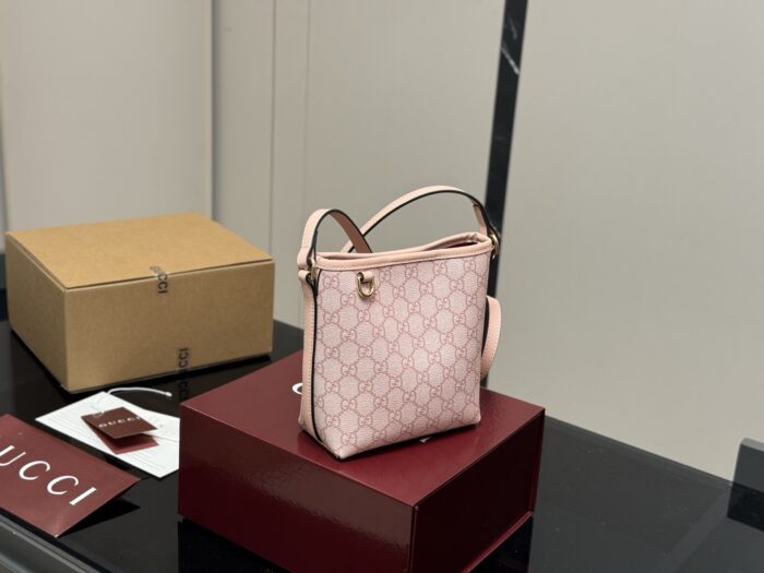 Gucci Classic Bucket Bag Versatile And Effortlessly Wearable - Image 13