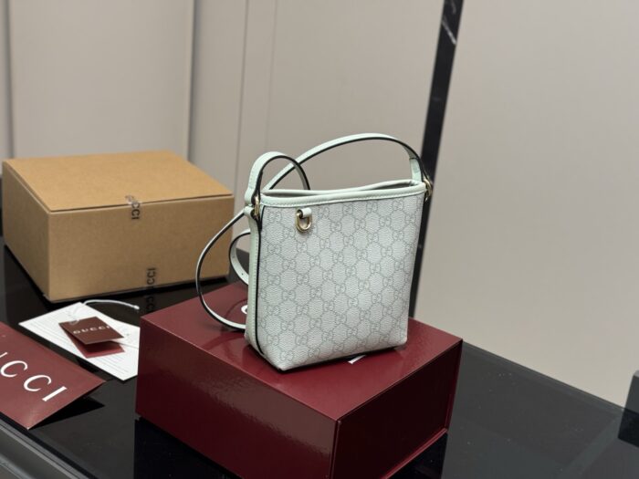 Gucci Classic Bucket Bag Versatile And Effortlessly Wearable - Image 14