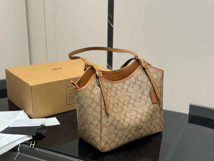 Coach Hanna New Shopping Tote Compact Size With Internal Compartments - Image 2