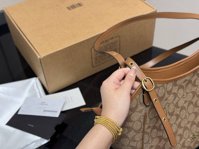 Coach Hanna New Shopping Tote Compact Size With Internal Compartments - Image 3