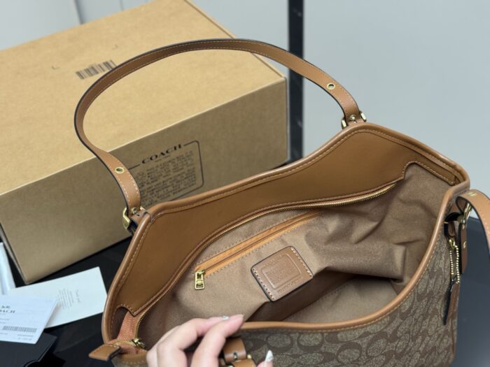 Coach Hanna New Shopping Tote Compact Size With Internal Compartments - Image 4