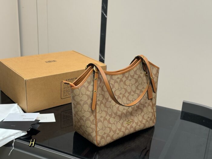 Coach Hanna New Shopping Tote Compact Size With Internal Compartments - Image 5