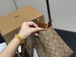 Coach Hanna New Shopping Tote Compact Size With Internal Compartments - Image 6