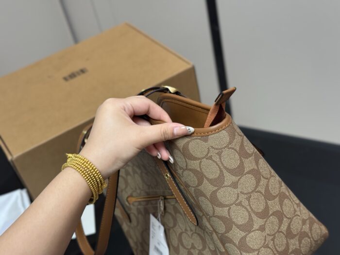 Coach Hanna New Shopping Tote Compact Size With Internal Compartments - Image 6