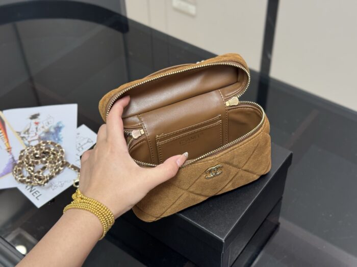 Chanel Hobo Lunchbox Bag Lightweight, Spacious, Exquisite, Practical, And Versatile - Image 4
