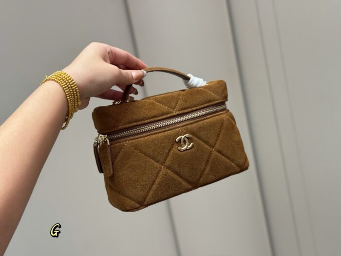 Chanel Hobo Lunchbox Bag Lightweight, Spacious, Exquisite, Practical, And Versatile - Image 9