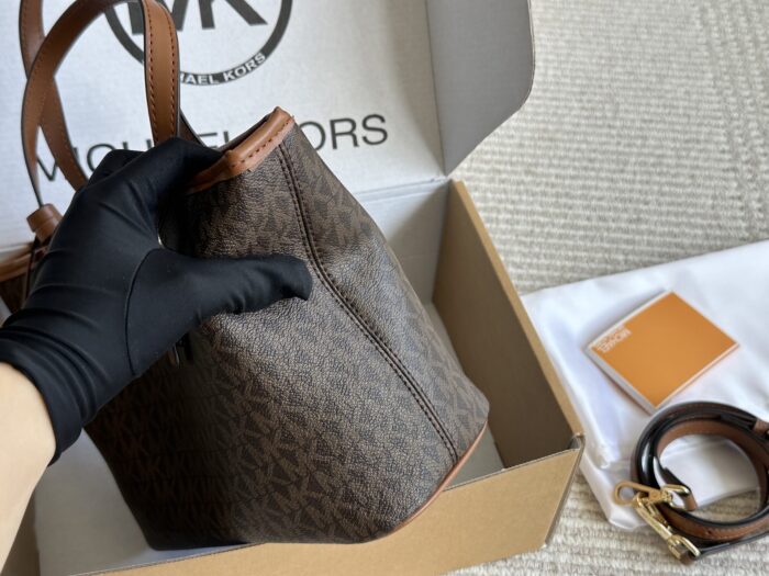 Michael Kors New Tote Bag Clean Silhouette With Long Shoulder Strap Design - Image 3
