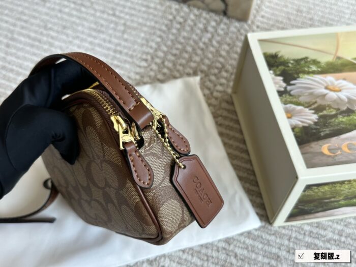 Coach Compact Camera Bag With Double Zipper Closure – Small In Size Yet Spacious Inside. Dimensions: 19 × 12 Cm - Image 5