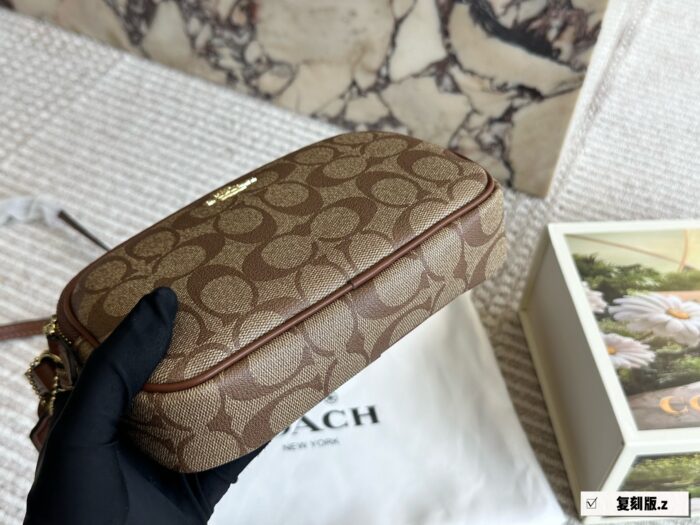 Coach Compact Camera Bag With Double Zipper Closure – Small In Size Yet Spacious Inside. Dimensions: 19 × 12 Cm - Image 7