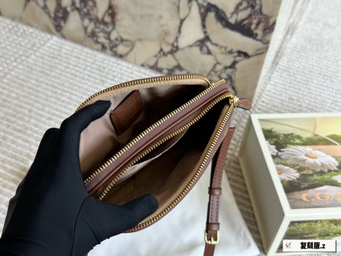 Coach Compact Camera Bag With Double Zipper Closure – Small In Size Yet Spacious Inside. Dimensions: 19 × 12 Cm - Image 9