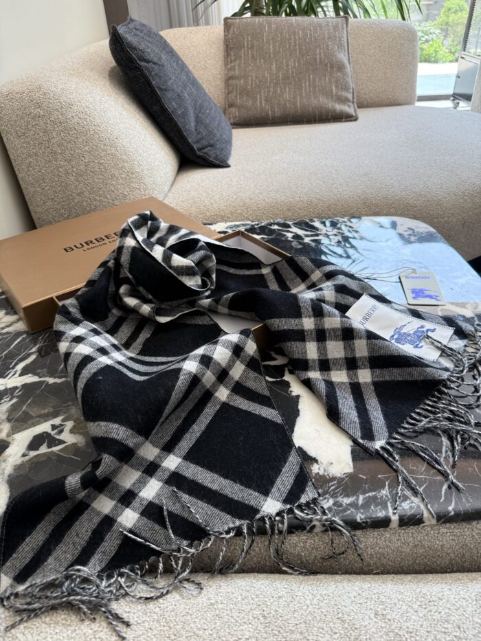 Burberry 30Ja Black Check Wool Scarf - Same Style As Jeon Ji-Hyun'S - Diamond Pattern Warmth - Image 3