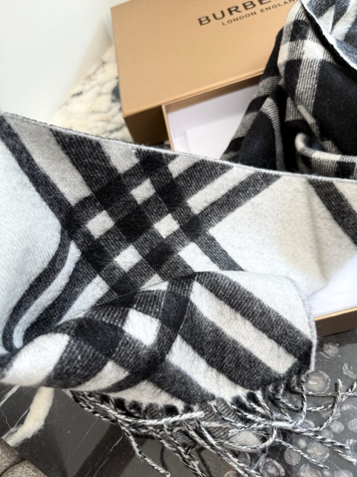 Burberry 30Ja Black Check Wool Scarf - Same Style As Jeon Ji-Hyun'S - Diamond Pattern Warmth - Image 7