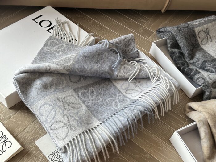 Loewe Cashmere Scarf Delicate Colour Palette Soft And Comfortable - Image 3