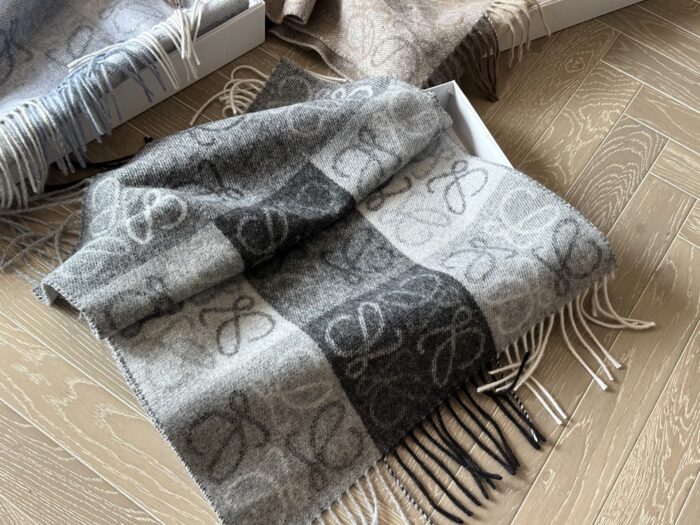 Loewe Cashmere Scarf Delicate Colour Palette Soft And Comfortable - Image 9