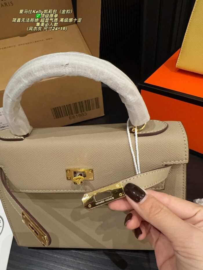 Hermès Kelly Bag (Gold Buckle) Exudes Sophistication And Elegance - Image 6
