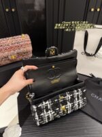 Chanel 24K Tweed Cf Flap Bag With Sheepskin Lining Autumn/Winter Atmosphere Classic Spacious Design - Image 8