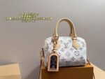 Louis Vuitton Voyage Collection Cushion Bag Exceptionally Luxurious Texture A Daily Eye-Catcher