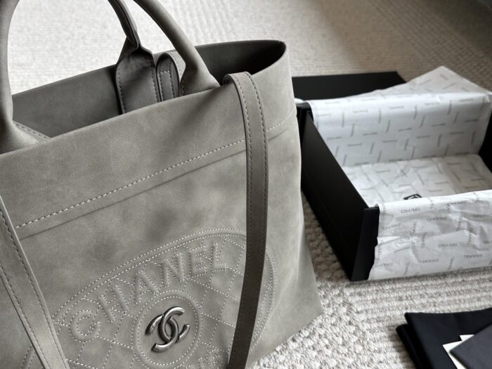 Chanel Vintage Tote Bag Effortlessly Retro Practical, Stylish And Spacious - Image 2