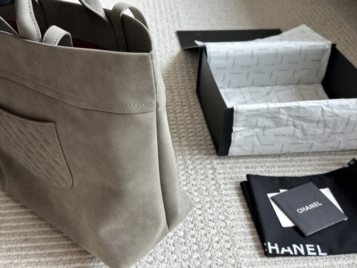 Chanel Vintage Tote Bag Effortlessly Retro Practical, Stylish And Spacious - Image 3