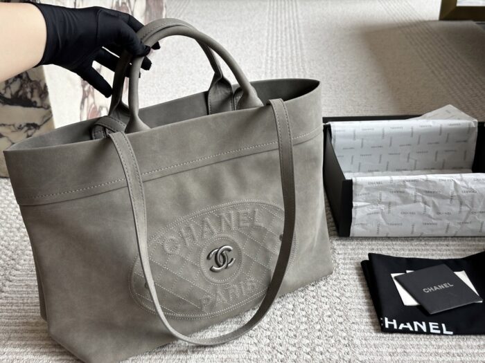 Chanel Vintage Tote Bag Effortlessly Retro Practical, Stylish And Spacious - Image 4