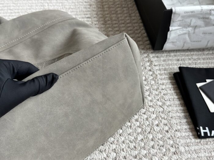 Chanel Vintage Tote Bag Effortlessly Retro Practical, Stylish And Spacious - Image 6