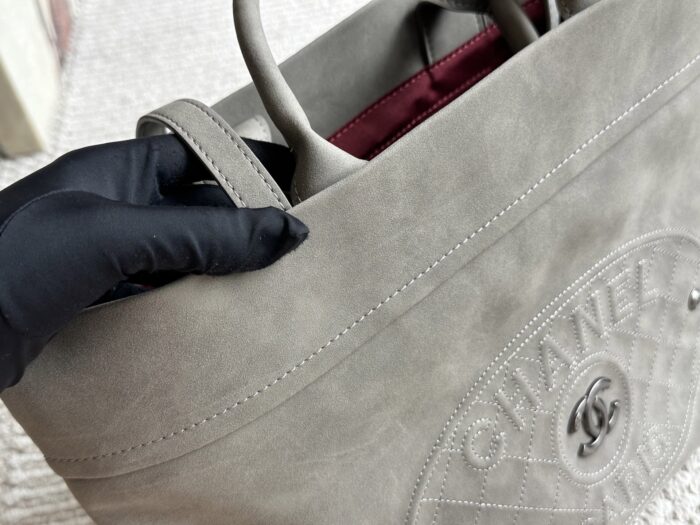 Chanel Vintage Tote Bag Effortlessly Retro Practical, Stylish And Spacious - Image 7