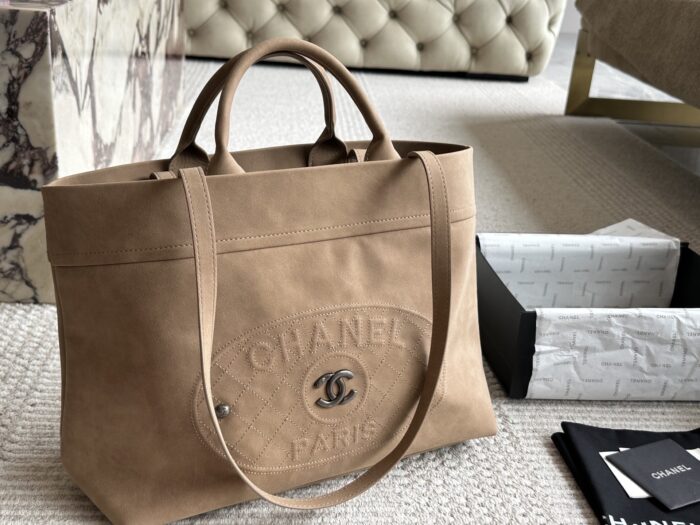 Chanel Vintage Tote Bag Effortlessly Retro Practical, Stylish And Spacious - Image 10