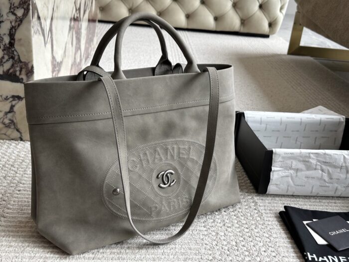 Chanel Vintage Tote Bag Effortlessly Retro Practical, Stylish And Spacious - Image 11