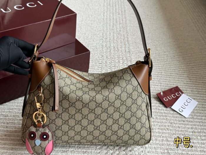 Gucci Emblem Series Tote Bag Lightweight And Practical Gg Monogram Design - Image 1