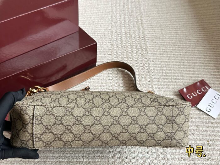 Gucci Emblem Series Tote Bag Lightweight And Practical Gg Monogram Design - Image 4
