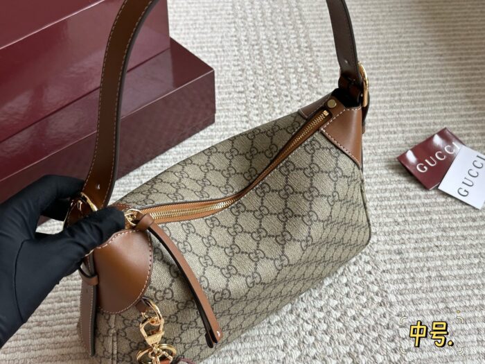 Gucci Emblem Series Tote Bag Lightweight And Practical Gg Monogram Design - Image 5