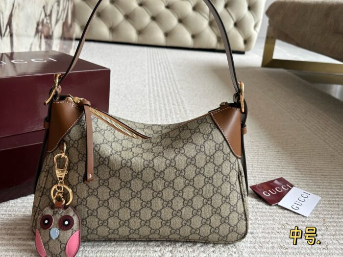 Gucci Emblem Series Tote Bag Lightweight And Practical Gg Monogram Design - Image 6