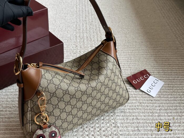 Gucci Emblem Series Tote Bag Lightweight And Practical Gg Monogram Design - Image 8