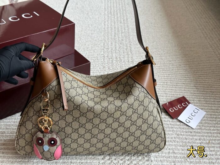 Gucci Emblem Series Tote Bag Lightweight And Practical Gg Monogram Design - Image 10