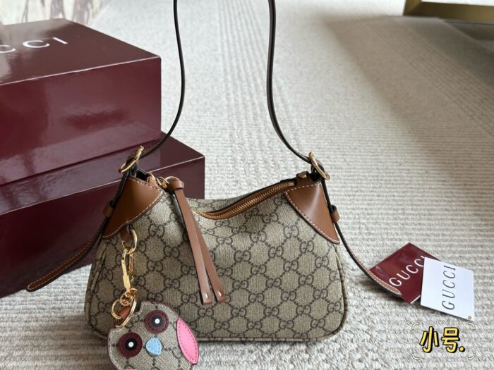 Gucci Emblem Series Tote Bag Lightweight And Practical Gg Monogram Design - Image 12
