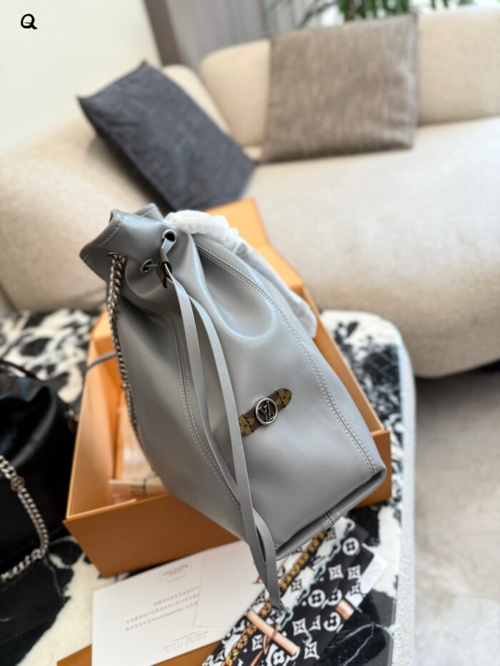 Louis Vuitton Off Duty Soft Lambskin Ultra-Lightweight Relaxed Silhouette Multi-Wear Silver Chain Bag - Image 4