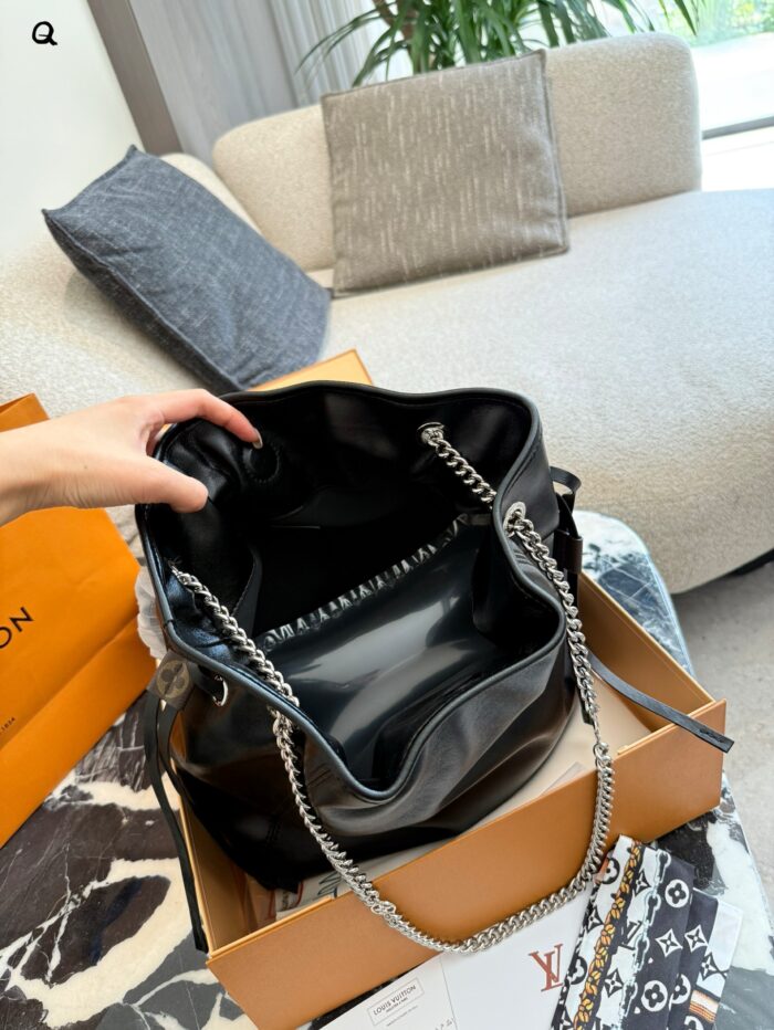 Louis Vuitton Off Duty Soft Lambskin Ultra-Lightweight Relaxed Silhouette Multi-Wear Silver Chain Bag - Image 8