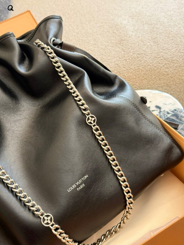 Louis Vuitton Off Duty Soft Lambskin Ultra-Lightweight Relaxed Silhouette Multi-Wear Silver Chain Bag - Image 9