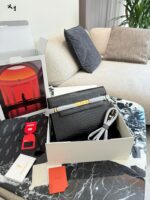 Yves Saint Laurent Manhattan Box Fashionable And Sleek Box Leather/Crocodile Embossed Metal Snap Adjustable Shoulder Strap Handbag - Image 8