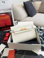Yves Saint Laurent Manhattan Box Fashionable And Sleek Box Leather/Crocodile Embossed Metal Snap Adjustable Shoulder Strap Handbag - Image 12