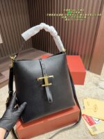 Tod'S Bucket Bag Classic T-Shaped Clasp Soft Yet Structured Generous Capacity - Image 2