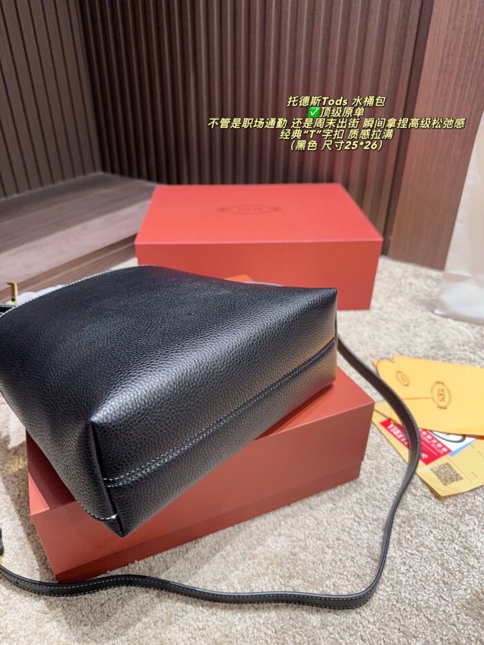Tod'S Bucket Bag Classic T-Shaped Clasp Soft Yet Structured Generous Capacity - Image 7