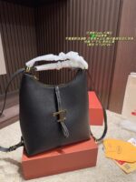 Tod'S Bucket Bag Classic T-Shaped Clasp Soft Yet Structured Generous Capacity - Image 9