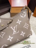 Louis Vuitton Printed Horn Bag Multi-Functional, Youthful, Can Be Handheld, Shoulder-Carried Or Crossbody - Image 4