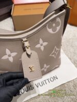 Louis Vuitton Printed Horn Bag Multi-Functional, Youthful, Can Be Handheld, Shoulder-Carried Or Crossbody - Image 6