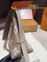 Louis Vuitton Printed Horn Bag Multi-Functional, Youthful, Can Be Handheld, Shoulder-Carried Or Crossbody - Image 7