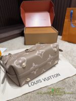 Louis Vuitton Printed Horn Bag Multi-Functional, Youthful, Can Be Handheld, Shoulder-Carried Or Crossbody - Image 8