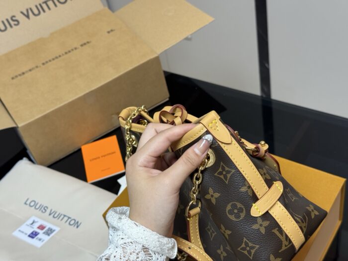 Louis Vuitton Carryall Bow - Adorable & Casual - Exceptional Value - Image 7